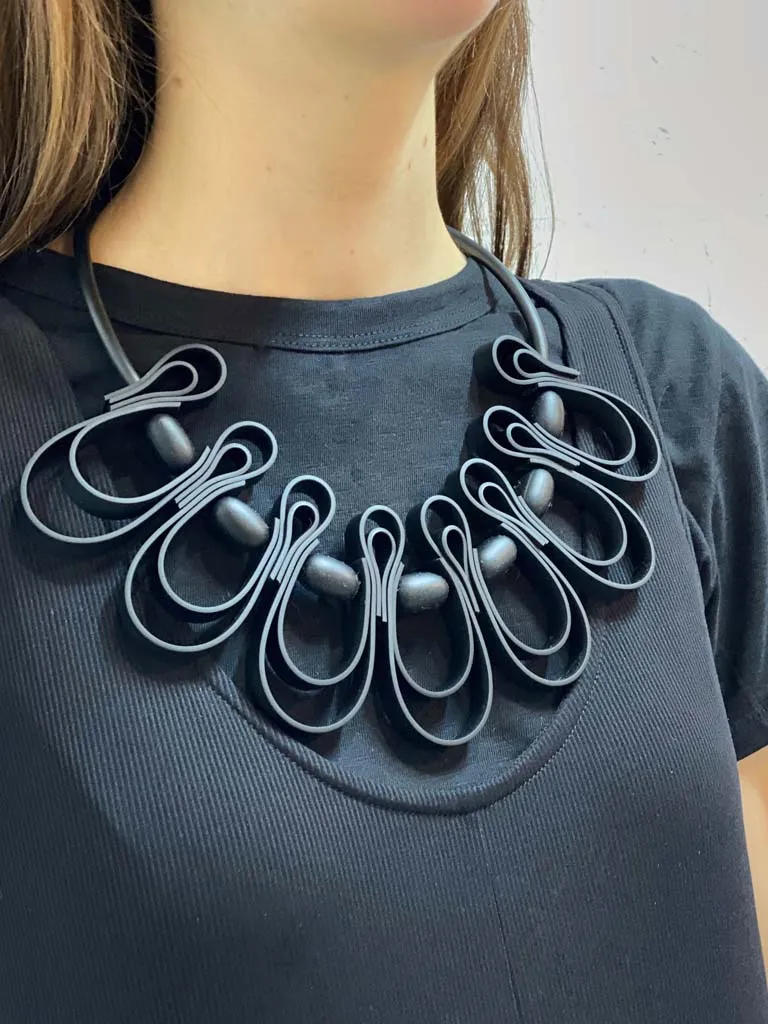 dynamic squiggle necklace