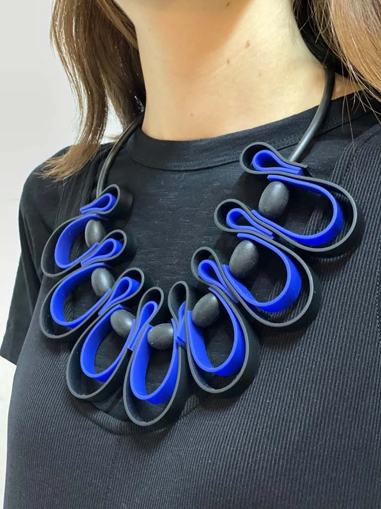 dynamic squiggle necklace