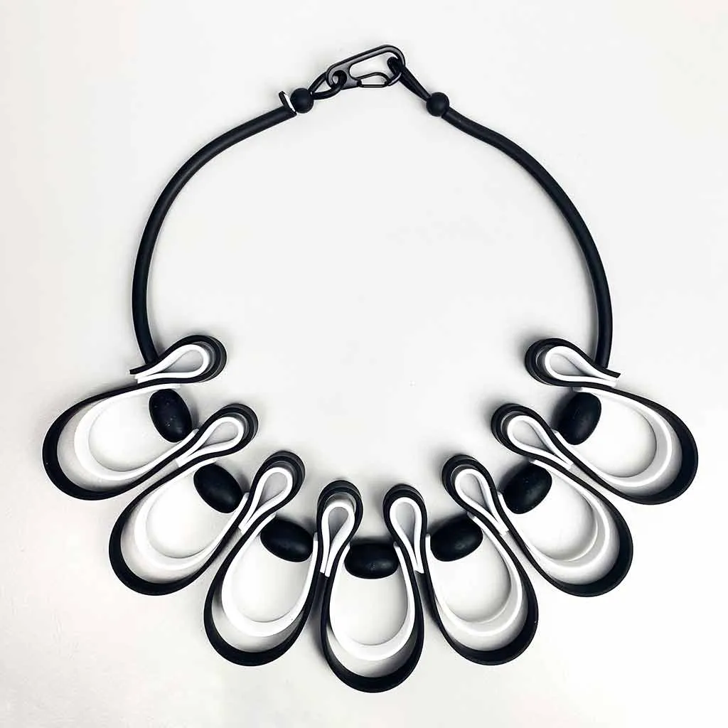 dynamic squiggle necklace