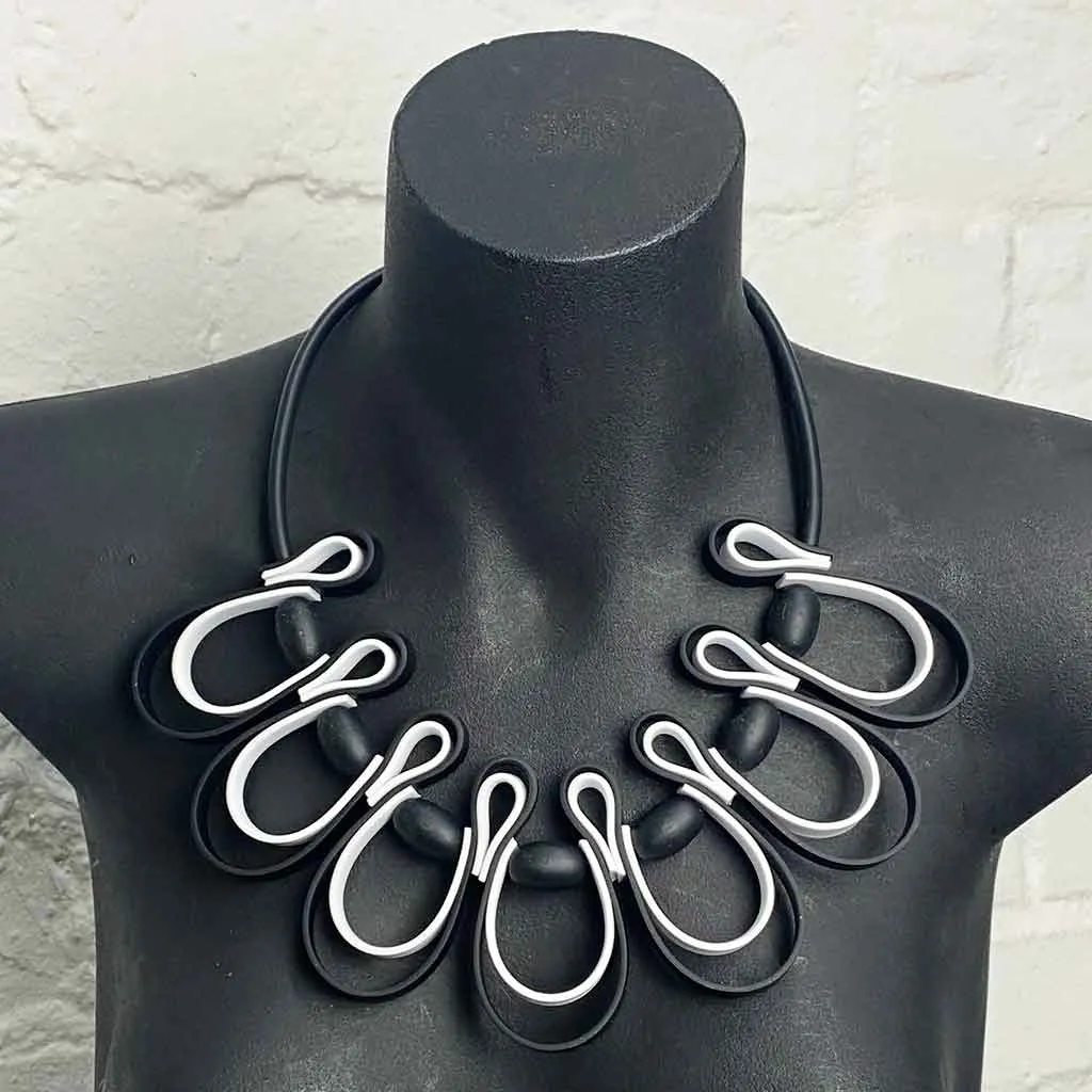 dynamic squiggle necklace