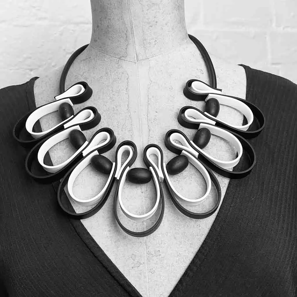 dynamic squiggle necklace